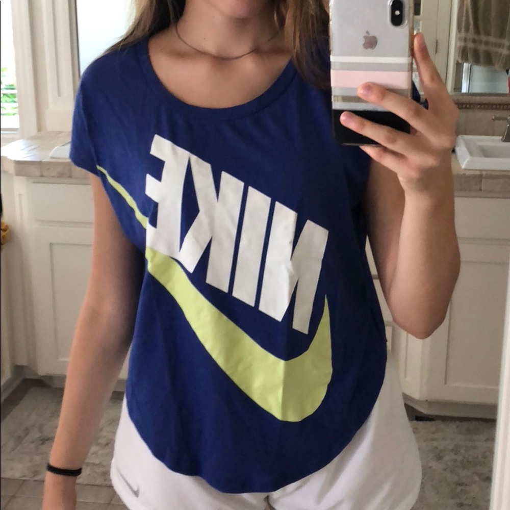 NIKE GRAPHIC TEE